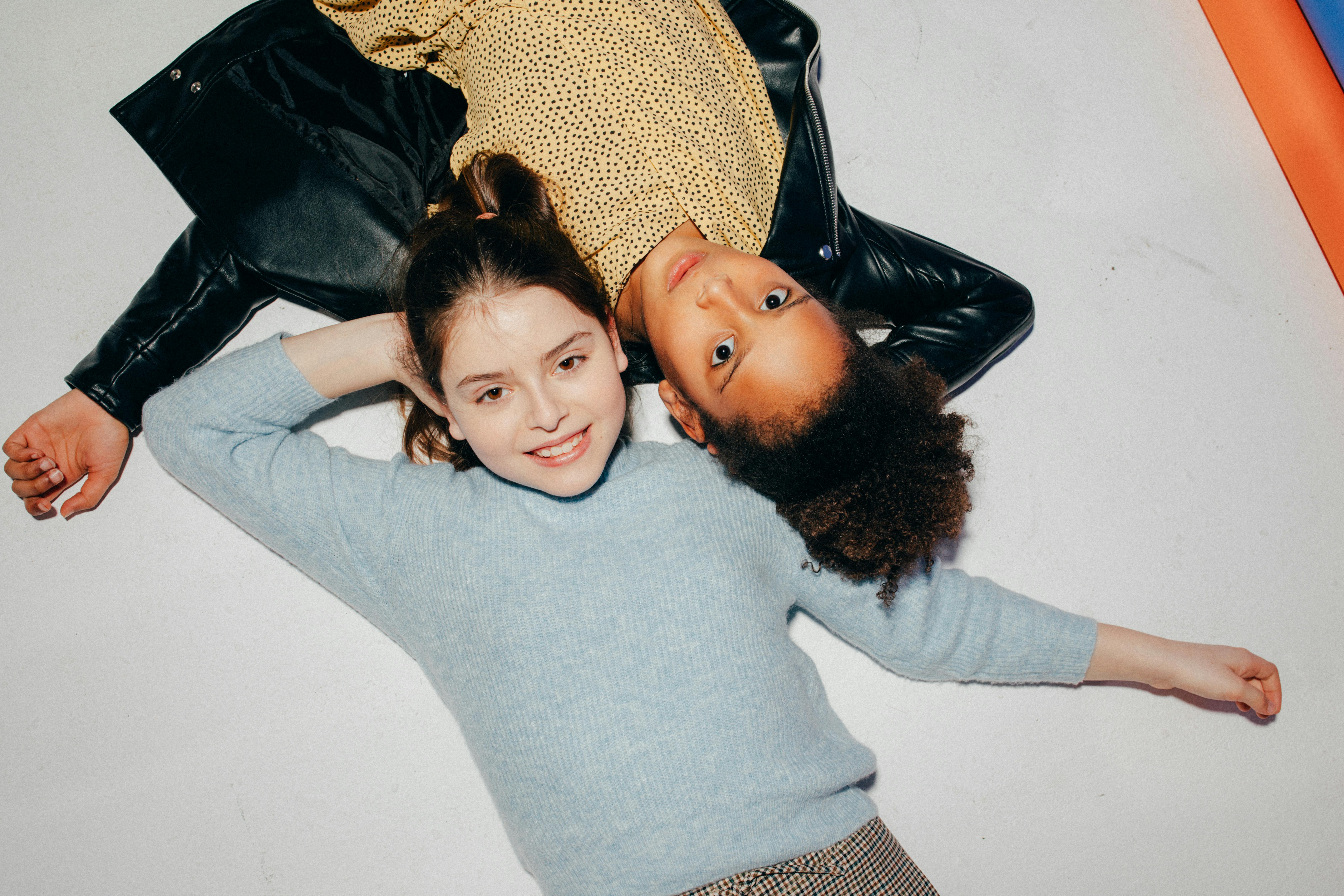 更新列表封面：轻盈氛围与城市生活画面